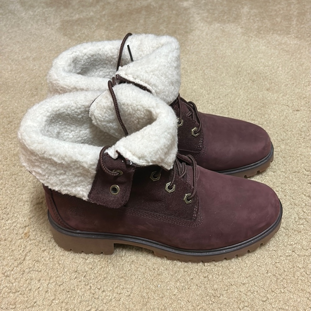 Women’s size 7 Timberland fur lined boots. Maroon, gently worn.